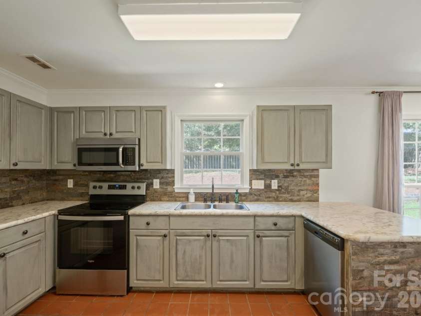3618 Easthampton Drive, Gastonia, NC 28056.  MLS# CAR4418108, YatesRealty ID 46785. 