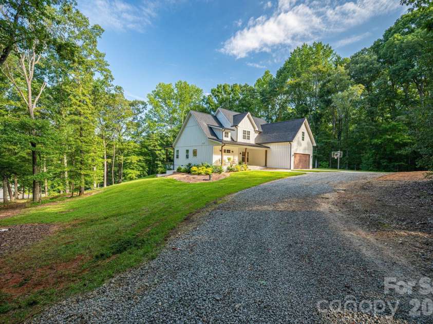 340 Whippoorwill Lane, Mount Holly, NC 28120.  MLS# CAR4417978, YatesRealty ID 46788. Circle drive