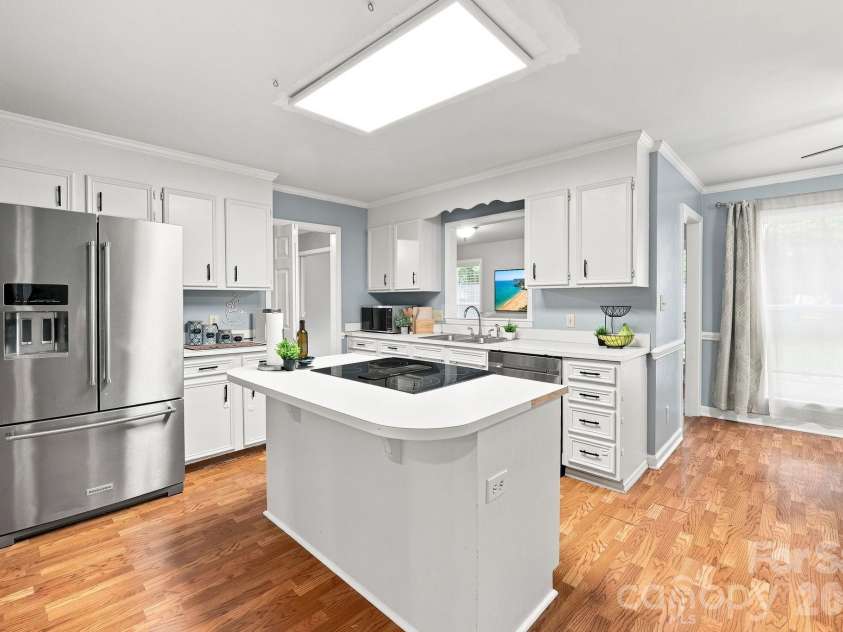106 Webbed Foot Road, Mooresville, NC 28117.  MLS# CAR4416003, YatesRealty ID 46790. Spacious Eat-In Kitchen with Island