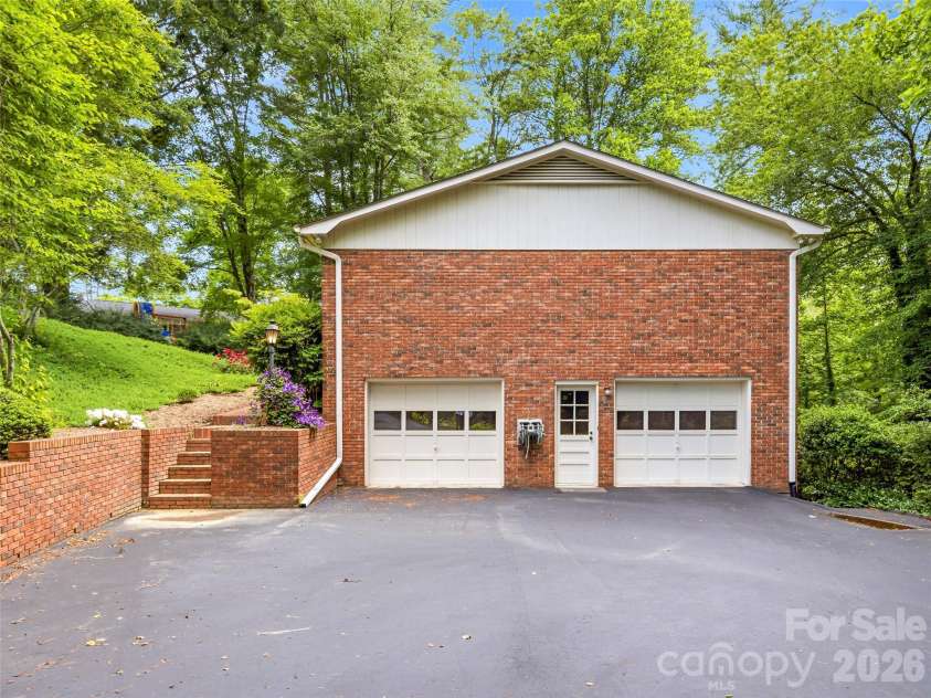 126 Surry Lane, Hendersonville, NC 28791.  MLS# CAR4388301, YatesRealty ID 46792. 