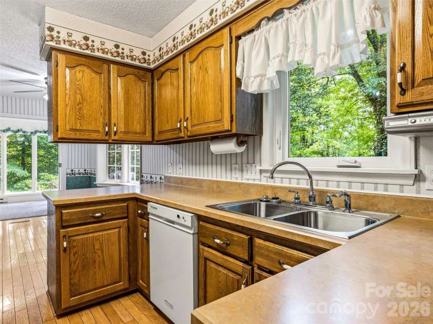 126 Surry Lane, Hendersonville, NC 28791.  MLS# CAR4388301, YatesRealty ID 46792. 