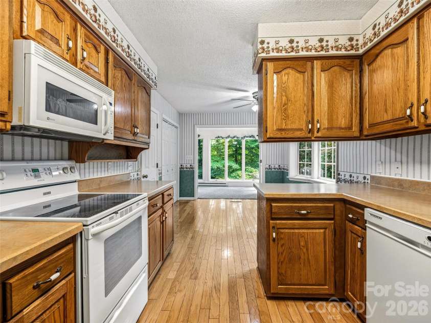 126 Surry Lane, Hendersonville, NC 28791.  MLS# CAR4388301, YatesRealty ID 46792. 