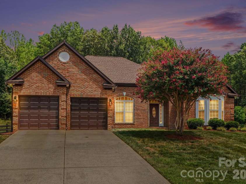 1523 Sweetgum Lane, Matthews, NC 28105.  MLS# CAR4416587, YatesRealty ID 46798. 