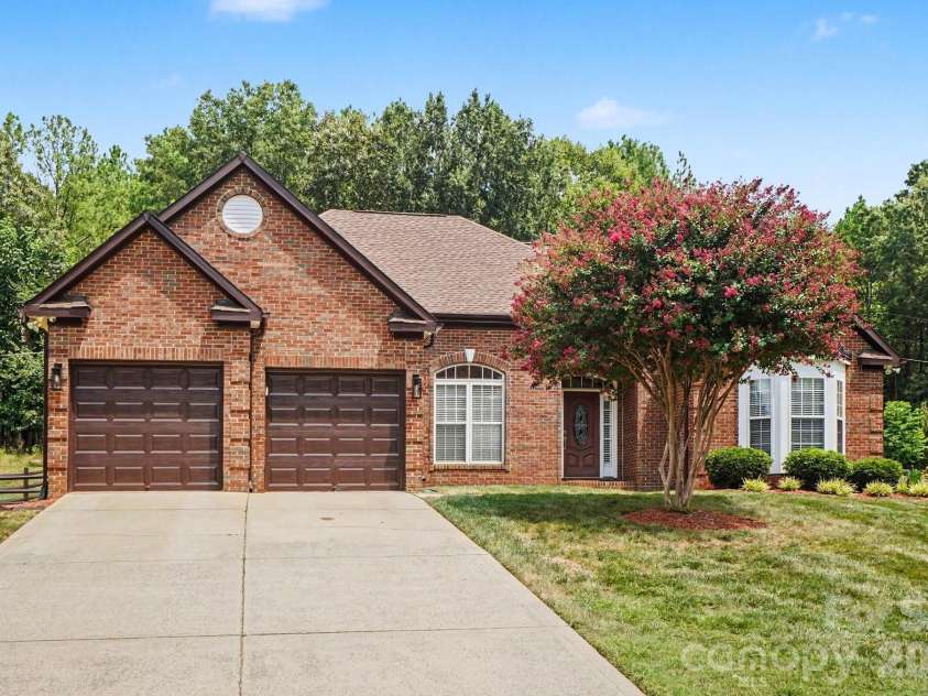 1523 Sweetgum Lane, Matthews, NC 28105.  MLS# CAR4416587, YatesRealty ID 46798. 
