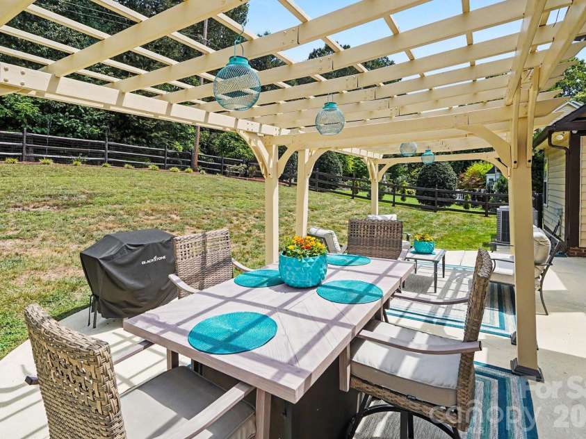 1523 Sweetgum Lane, Matthews, NC 28105.  MLS# CAR4416587, YatesRealty ID 46798. 