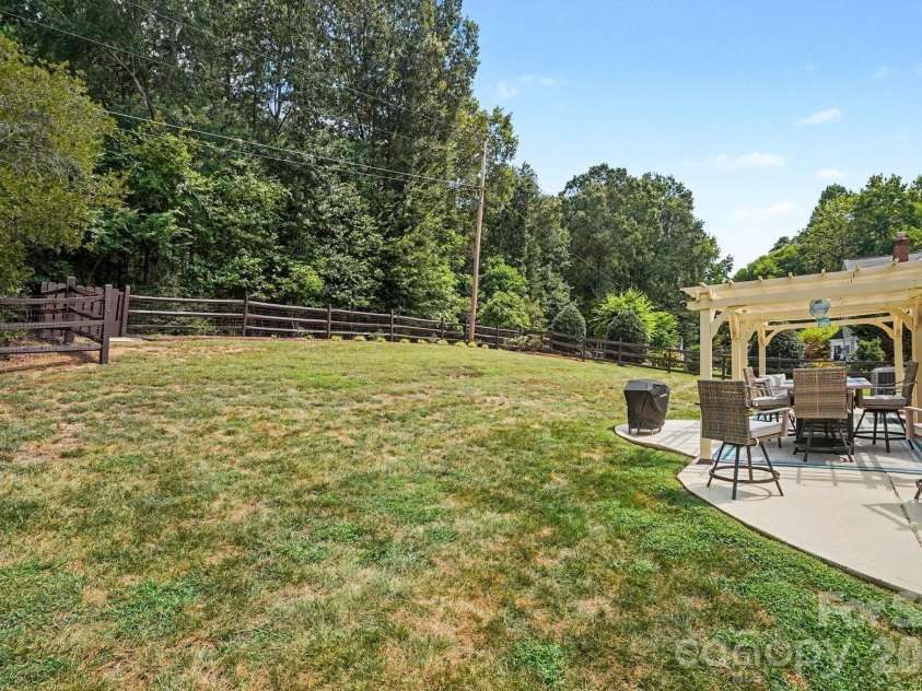 1523 Sweetgum Lane, Matthews, NC 28105.  MLS# CAR4416587, YatesRealty ID 46798. 