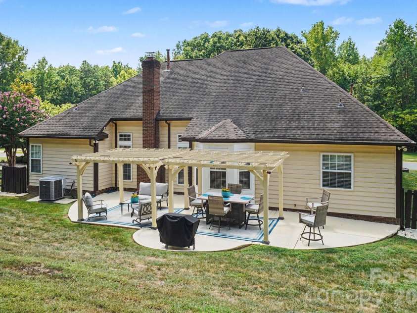 1523 Sweetgum Lane, Matthews, NC 28105.  MLS# CAR4416587, YatesRealty ID 46798. 