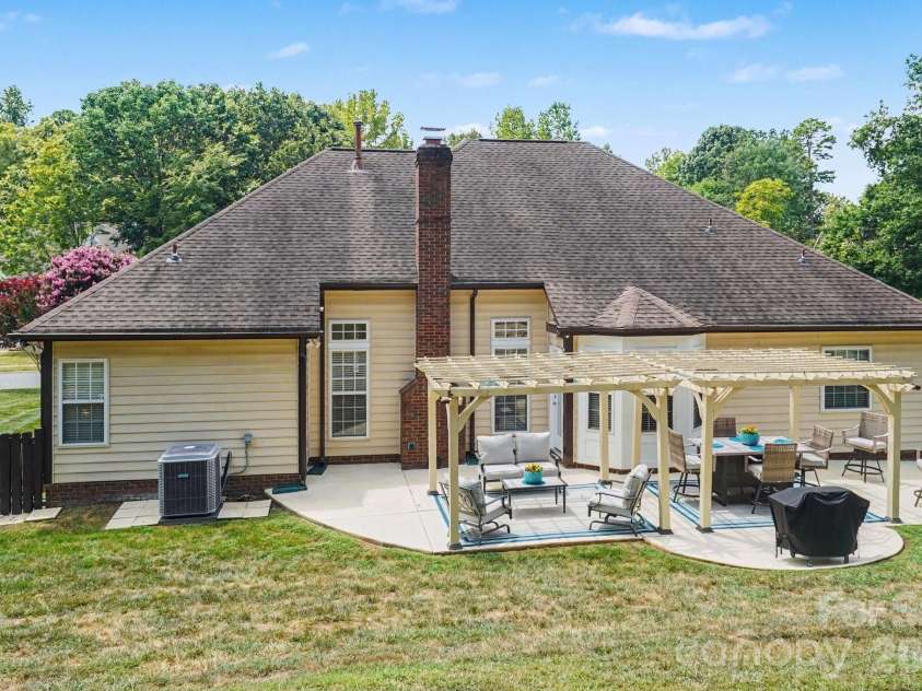 1523 Sweetgum Lane, Matthews, NC 28105.  MLS# CAR4416587, YatesRealty ID 46798. 
