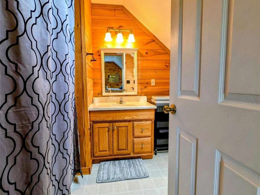 213 Rustling Pines Drive, Hendersonville, NC 28792.  MLS# CAR4418354, YatesRealty ID 46806. Upstairs Bath
