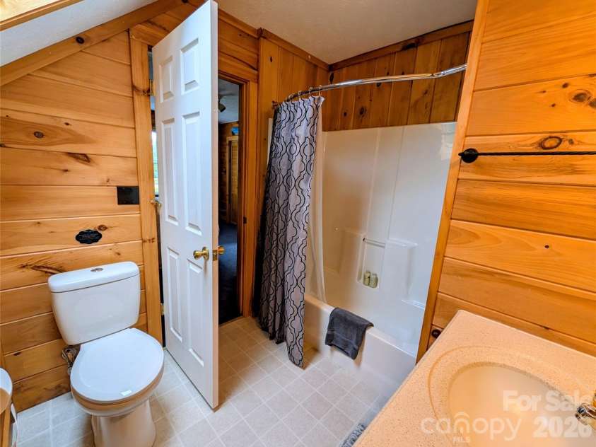 213 Rustling Pines Drive, Hendersonville, NC 28792.  MLS# CAR4418354, YatesRealty ID 46806. Upstairs Bath Alt ViewTub / Shower