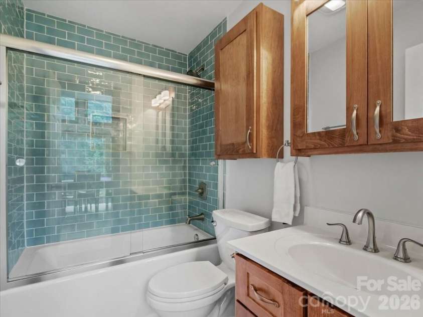 359 Shull Farm Road, Burnsville, NC 28714.  MLS# CAR4418216, YatesRealty ID 46807. 2nd bathroom, main level