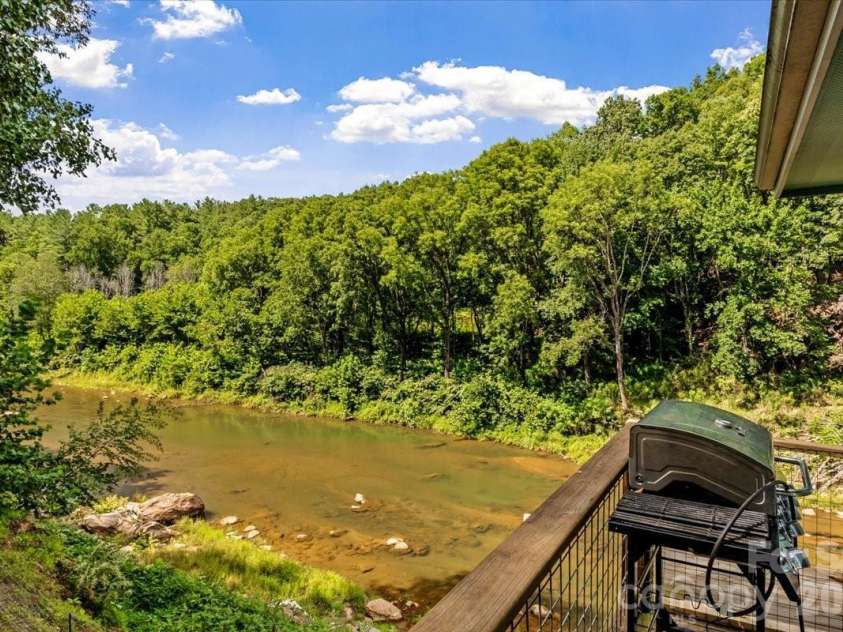 359 Shull Farm Road, Burnsville, NC 28714.  MLS# CAR4418216, YatesRealty ID 46807. 