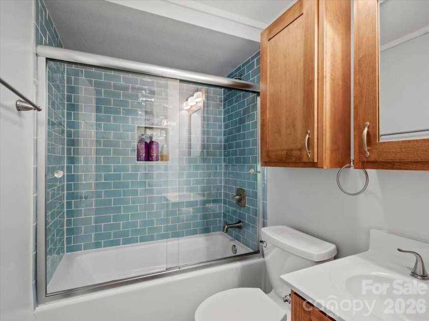 359 Shull Farm Road, Burnsville, NC 28714.  MLS# CAR4418216, YatesRealty ID 46807. Main level bathroom
