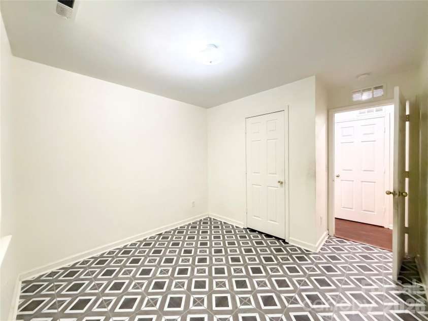 2107 Custer Street, Charlotte, NC 28216.  MLS# CAR4416781, YatesRealty ID 46809. 
