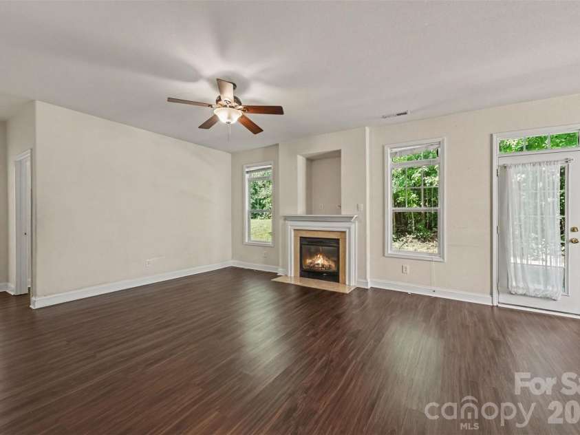 1745 Wilburn Park Lane, Charlotte, NC 28269.  MLS# CAR4418353, YatesRealty ID 46810. Great Room