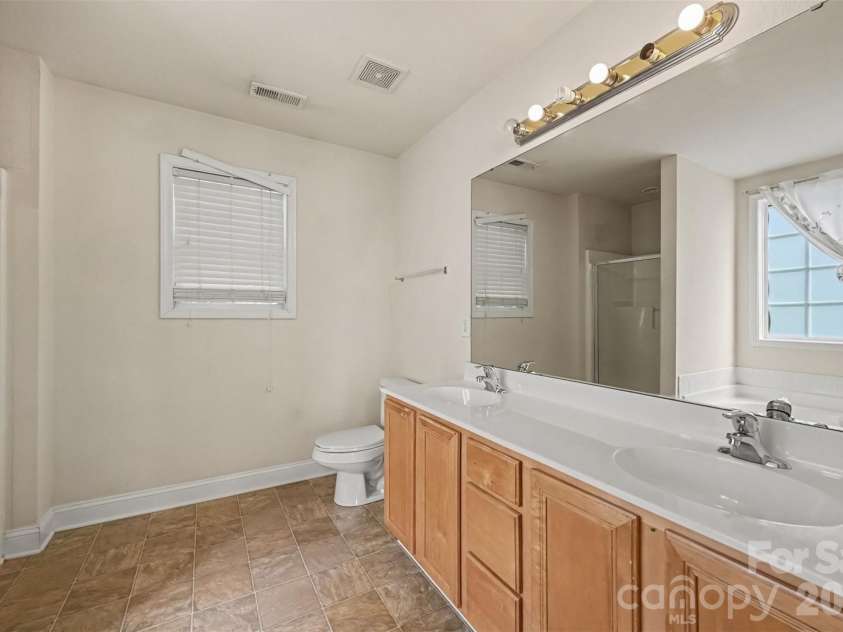 1745 Wilburn Park Lane, Charlotte, NC 28269.  MLS# CAR4418353, YatesRealty ID 46810. Primary Bath