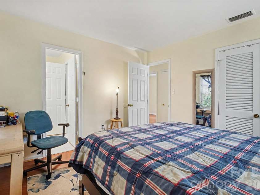 6400 Mcbride Street, Charlotte, NC 28215.  MLS# CAR4416996, YatesRealty ID 46816. 