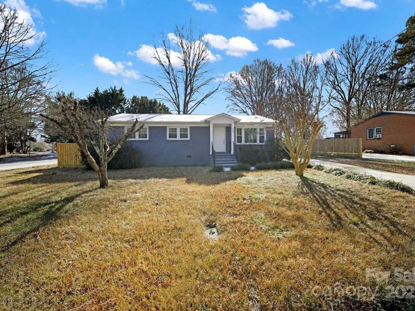 206 Hunter Street, York, SC 29745.  MLS# CAR4210279, YatesRealty ID 4682. Front of House 2