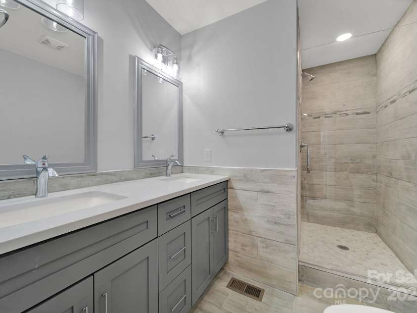 206 Hunter Street, York, SC 29745.  MLS# CAR4210279, YatesRealty ID 4682. Primary Ensuite