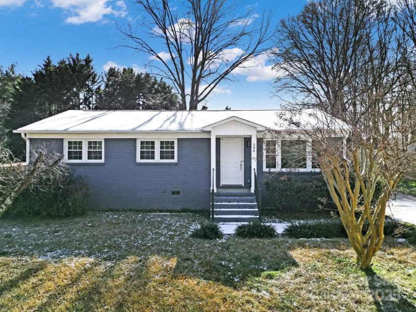 206 Hunter Street, York, SC 29745.  MLS# CAR4210279, YatesRealty ID 4682. Welcome Home to206 Hunter Street