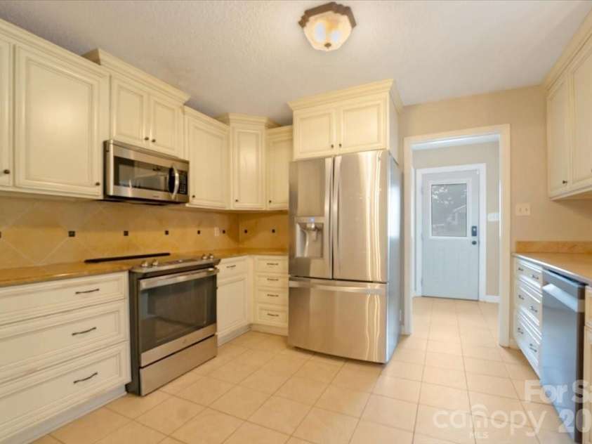 2827 Pinewood Road, Chester, SC 29706.  MLS# CAR4417860, YatesRealty ID 46822. Beautiful open kitchen