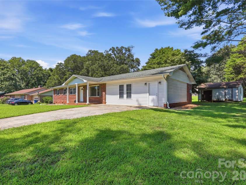 2819 Randolph Road, Statesville, NC 28625.  MLS# CAR4418046, YatesRealty ID 46824. 
