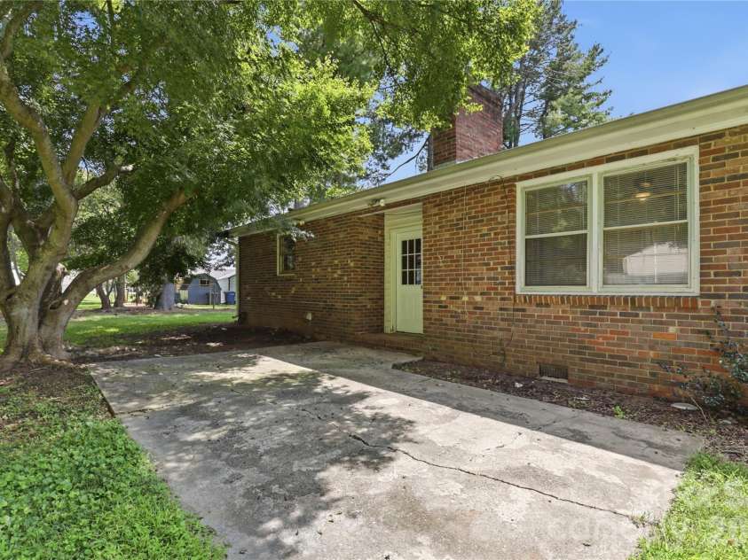 2819 Randolph Road, Statesville, NC 28625.  MLS# CAR4418046, YatesRealty ID 46824. 