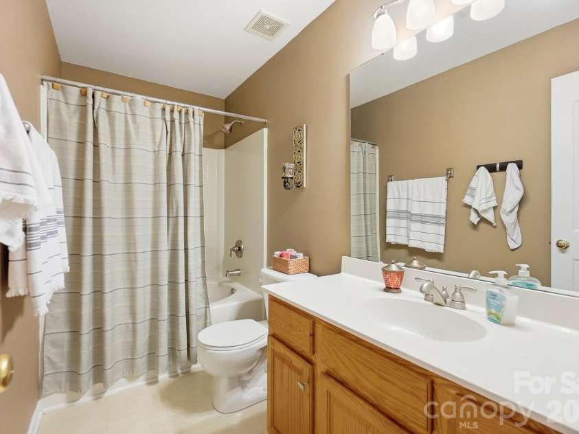 17067 Commons Creek Drive, Charlotte, NC 28277.  MLS# CAR4415148, YatesRealty ID 46827. 