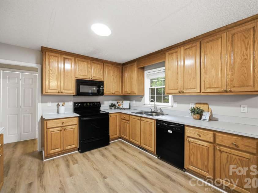 600 Blossom Hill Road, Lincolnton, NC 28092.  MLS# CAR4415747, YatesRealty ID 46828. 
