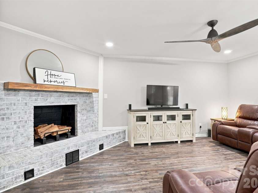 813 Jamestown Drive, Gastonia, NC 28056.  MLS# CAR4414711, YatesRealty ID 46830. 