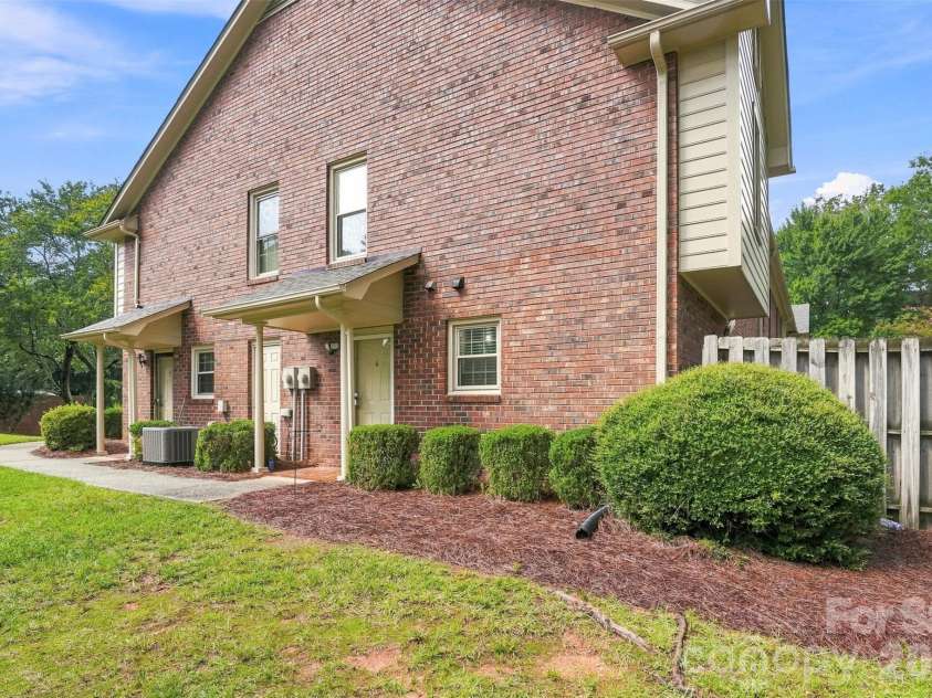 813 Jamestown Drive, Gastonia, NC 28056.  MLS# CAR4414711, YatesRealty ID 46830. 