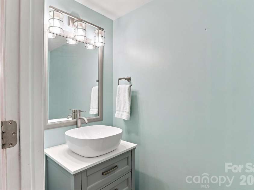 813 Jamestown Drive, Gastonia, NC 28056.  MLS# CAR4414711, YatesRealty ID 46830. 