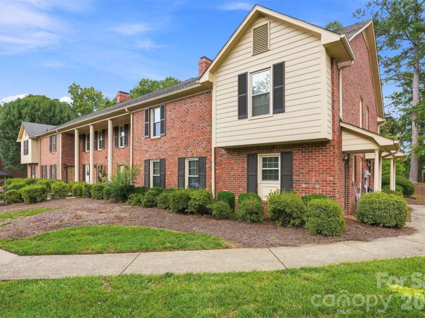 813 Jamestown Drive, Gastonia, NC 28056.  MLS# CAR4414711, YatesRealty ID 46830. 