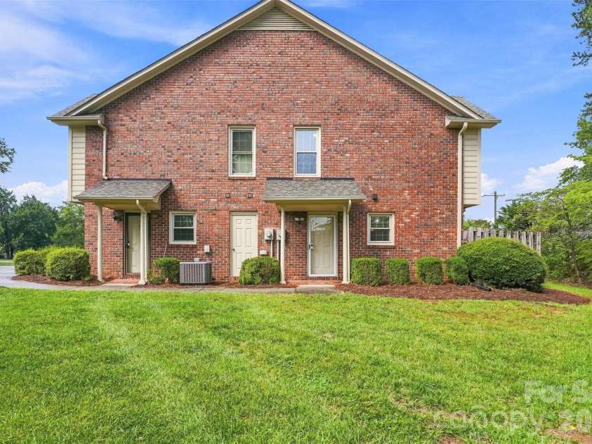 813 Jamestown Drive, Gastonia, NC 28056.  MLS# CAR4414711, YatesRealty ID 46830. 