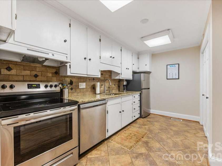 2300 Roswell Avenue, Charlotte, NC 28207.  MLS# CAR4416095, YatesRealty ID 46833. 