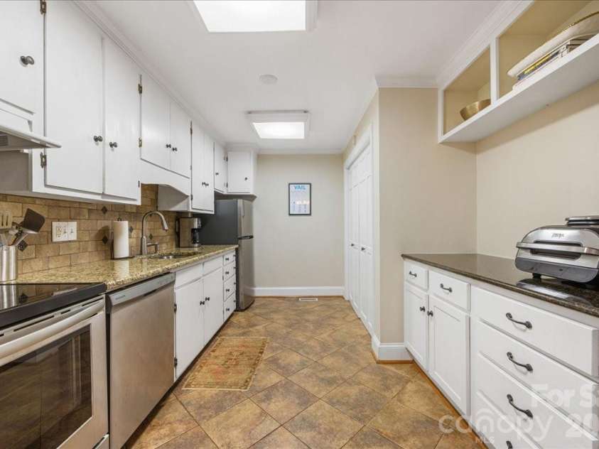 2300 Roswell Avenue, Charlotte, NC 28207.  MLS# CAR4416095, YatesRealty ID 46833. 