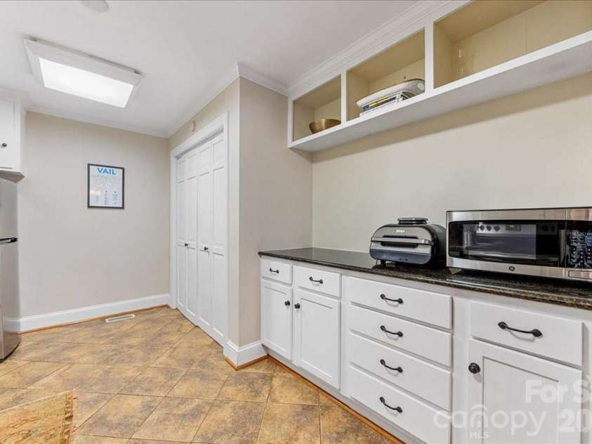 2300 Roswell Avenue, Charlotte, NC 28207.  MLS# CAR4416095, YatesRealty ID 46833. 