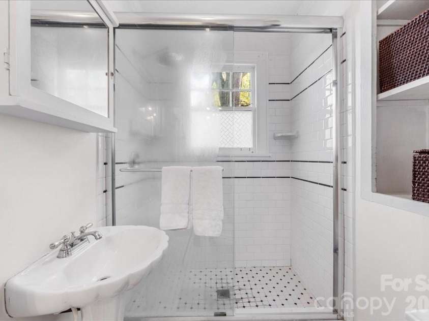2300 Roswell Avenue, Charlotte, NC 28207.  MLS# CAR4416095, YatesRealty ID 46833. 