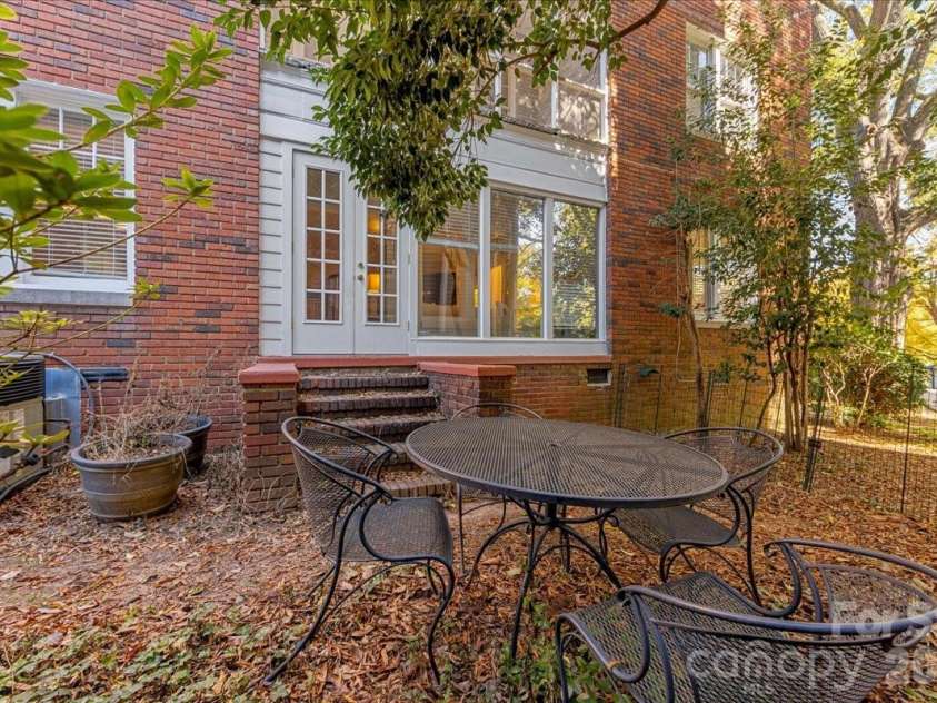 2300 Roswell Avenue, Charlotte, NC 28207.  MLS# CAR4416095, YatesRealty ID 46833. 
