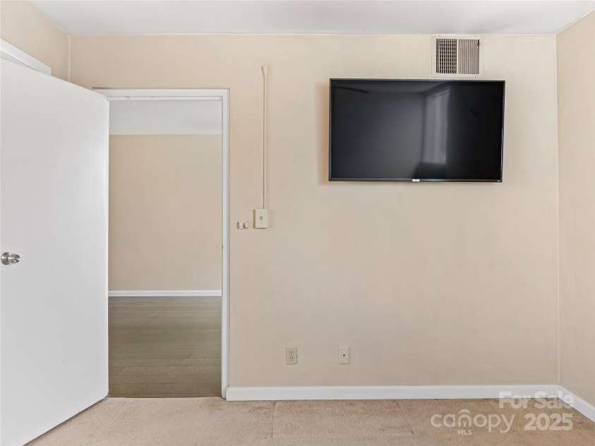 647 Town Mountain Road, Asheville, NC 28804.  MLS# CAR4225547, YatesRealty ID 4684. 