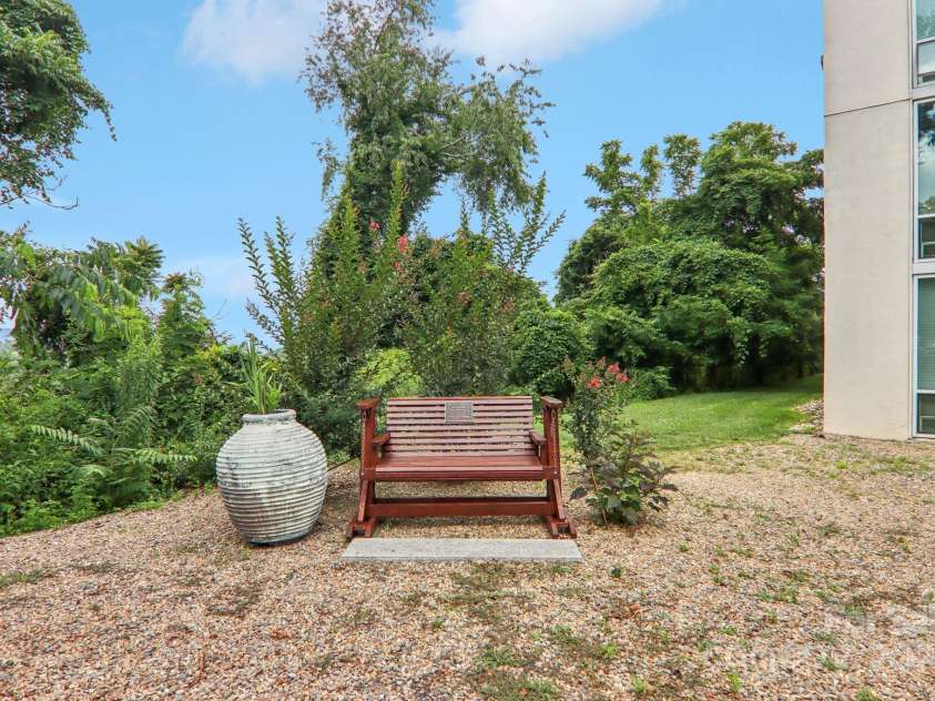 647 Town Mountain Road, Asheville, NC 28804.  MLS# CAR4283358, YatesRealty ID 4684. Nice spot to wait for a ride!
