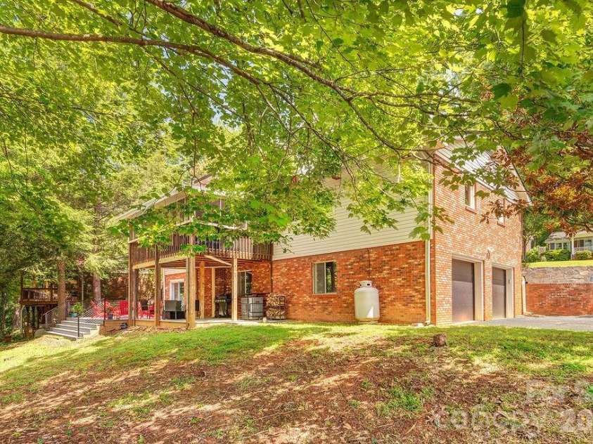 47 Deerwood Drive, Asheville, NC 28805.  MLS# CAR4411238, YatesRealty ID 46840. Lower Maintenance Back Yard