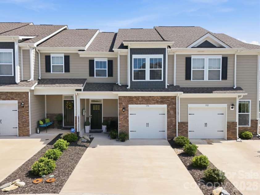 198 Creekview Road, Hendersonville, NC 28792.  MLS# CAR4417251, YatesRealty ID 46844. 