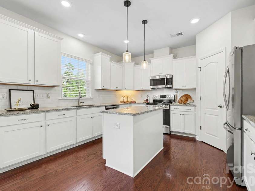 16823 Cozy Cove Road, Charlotte, NC 28278.  MLS# CAR4416113, YatesRealty ID 46845. Kitchen