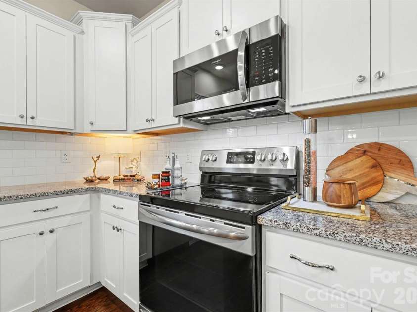 16823 Cozy Cove Road, Charlotte, NC 28278.  MLS# CAR4416113, YatesRealty ID 46845. Kitchen
