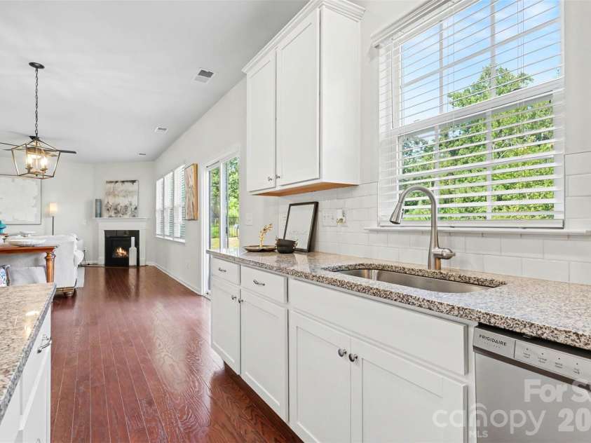 16823 Cozy Cove Road, Charlotte, NC 28278.  MLS# CAR4416113, YatesRealty ID 46845. Kitchen