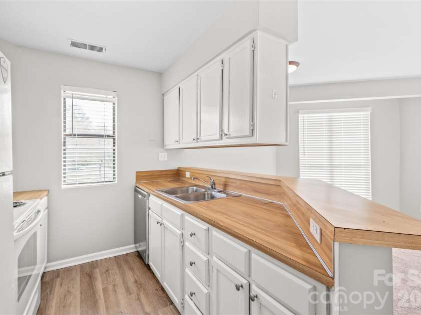 8155 Cedar Glen Drive, Charlotte, NC 28212.  MLS# CAR4418412, YatesRealty ID 46847. 