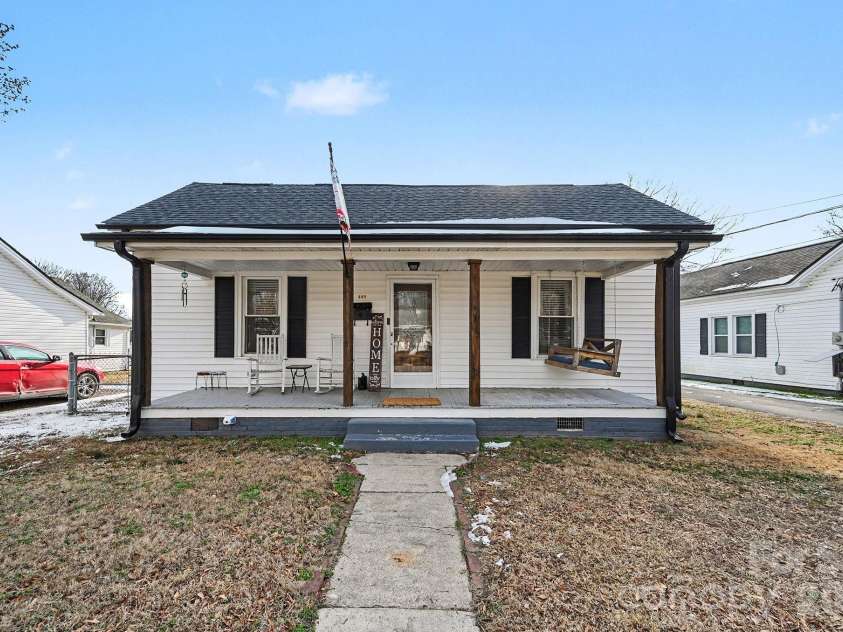 207 East Avenue, Kannapolis, NC 28083.  MLS# CAR4342348, YatesRealty ID 4685. 