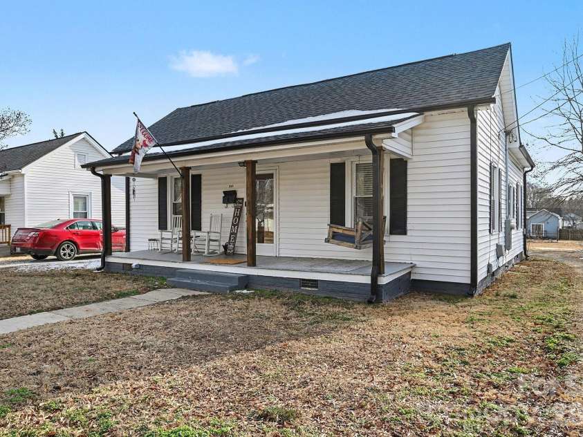 207 East Avenue, Kannapolis, NC 28083.  MLS# CAR4342348, YatesRealty ID 4685. 
