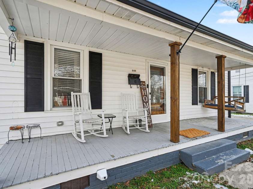 207 East Avenue, Kannapolis, NC 28083.  MLS# CAR4342348, YatesRealty ID 4685. 